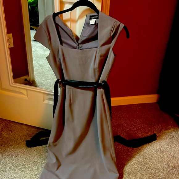 Adorable grey dress with black tie in back - Picture 1 of 3